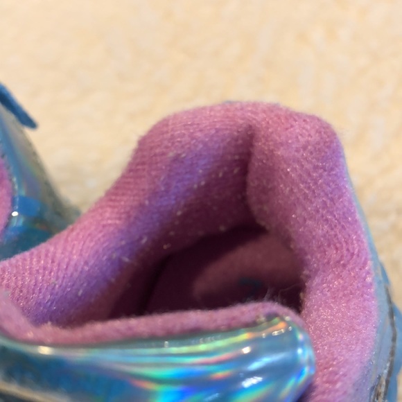 Frozen 2 Light up shoes! - Picture 13 of 15